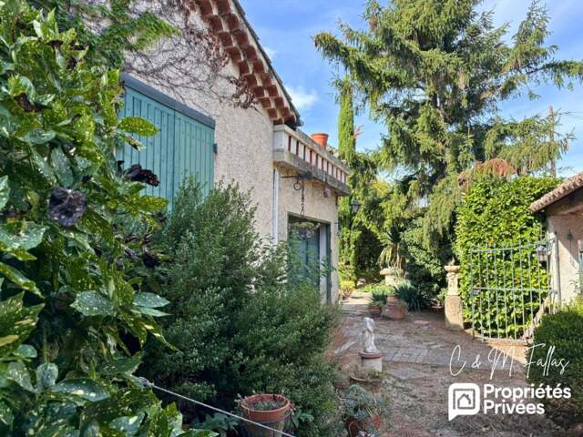 Maison plain pied, garage, jardin arboré, centre village — photo du bien