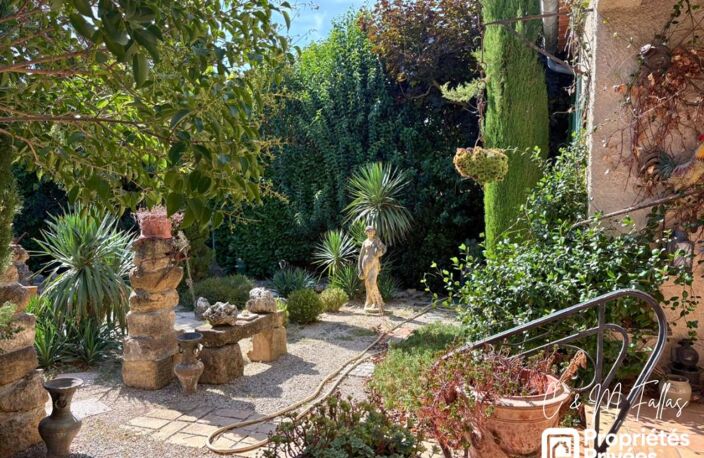 Maison plain pied, garage, jardin arboré, centre village — photo 3