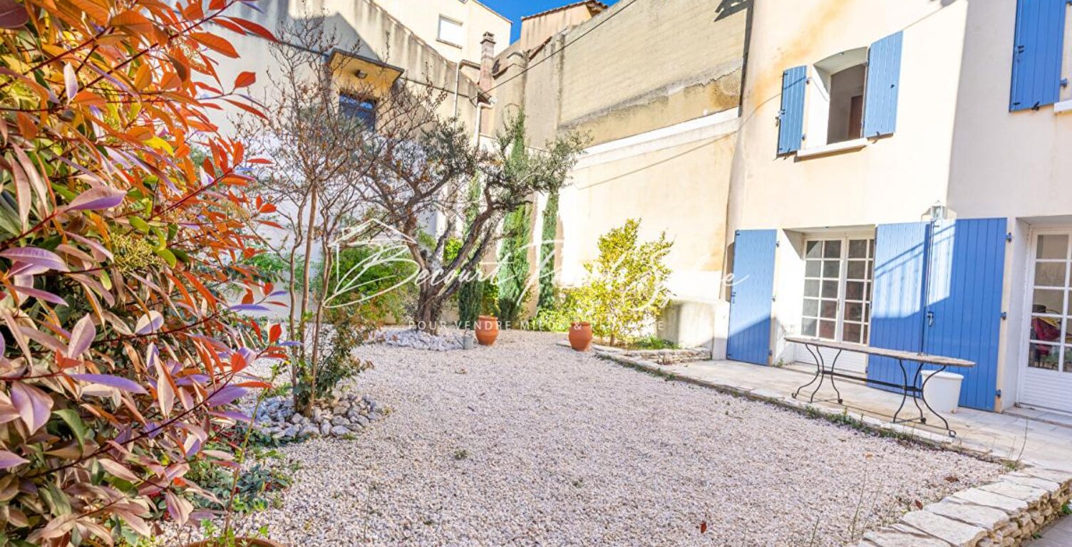 MAISON DE CARACTÈRE AVEC COURS ET TERRASSES - RARE AVEC POTENTIEL — photo 1