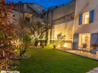 MAISON DE CARACTÈRE AVEC COURS ET TERRASSES - RARE AVEC POTENTIEL — photo 3
