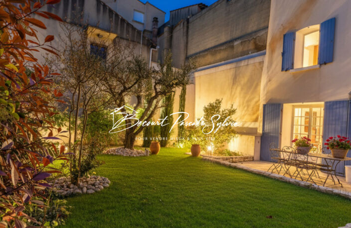 MAISON DE CARACTÈRE AVEC COURS ET TERRASSES - RARE AVEC POTENTIEL — photo 3