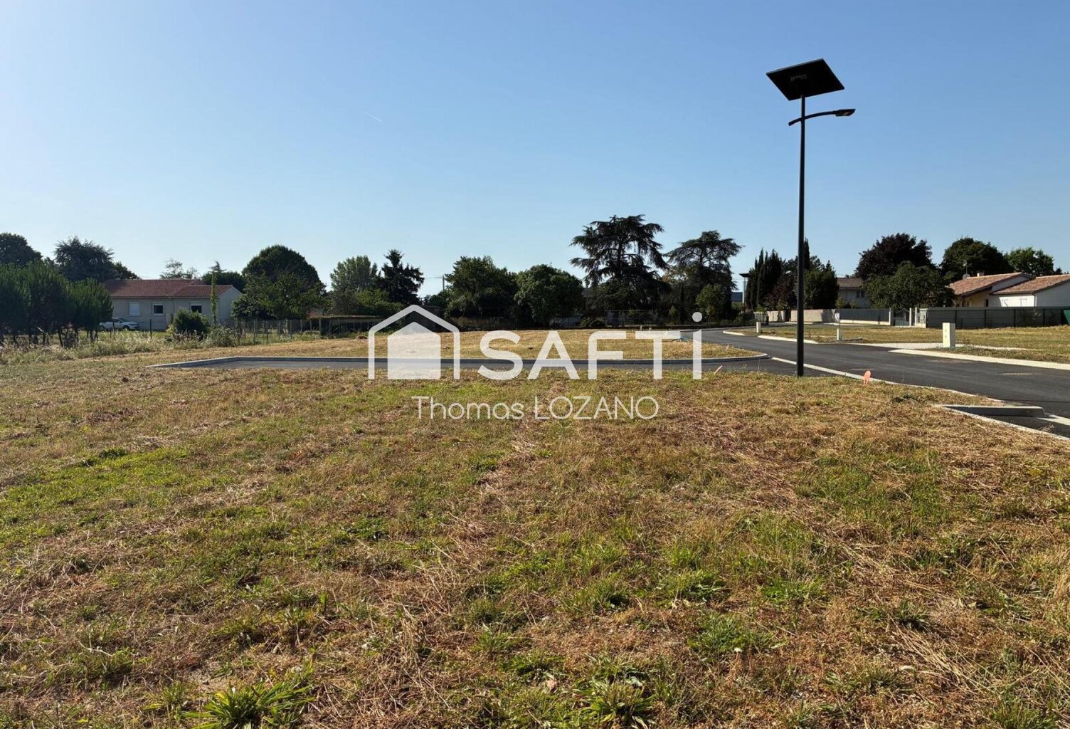 Terrain a batir de 551 m2 Plat et viabilisé — photo 1