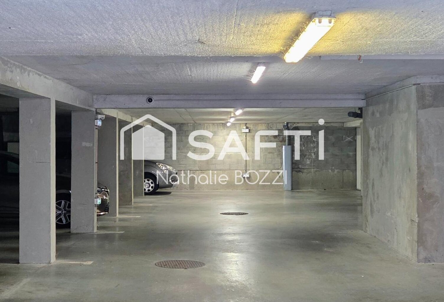 Place de stationnement au Rdc d'un bâtiment sécurisé, entrée par porte automatique. — photo 1