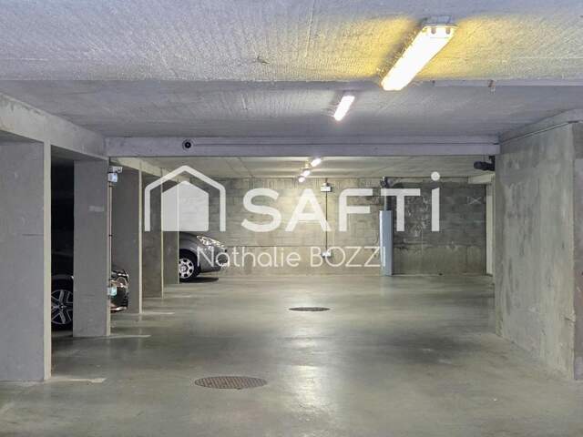 Place de stationnement au Rdc d'un bâtiment sécurisé, entrée par porte automatique. — photo du bien