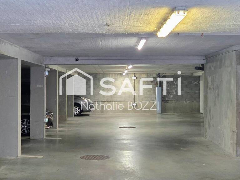 Place de stationnement au Rdc d'un bâtiment sécurisé, entrée par porte automatique. — photo 1