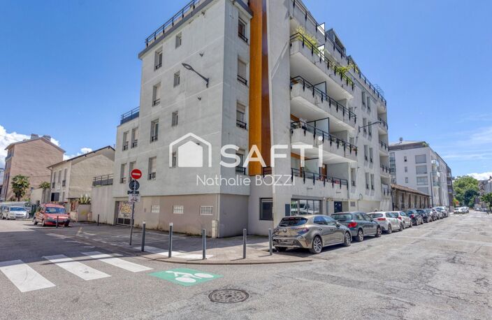 Place de stationnement au Rdc d'un bâtiment sécurisé, entrée par porte automatique. — photo 2