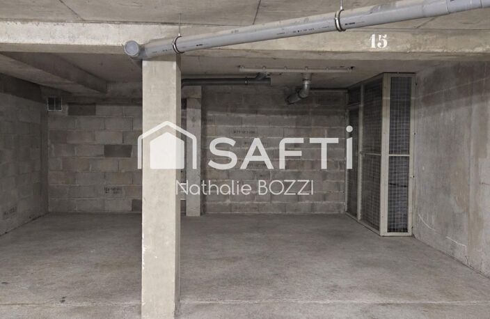 Place de stationnement au Rdc d'un bâtiment sécurisé, entrée par porte automatique. — photo 4