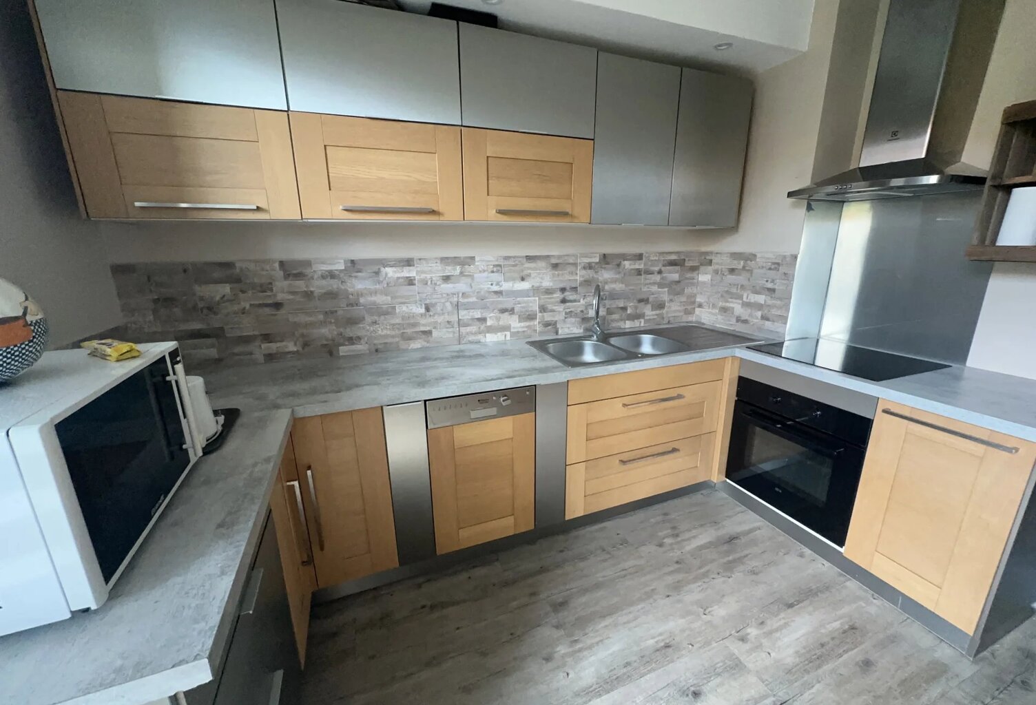 Appartement F3, 1 er étage sur 3, grand balcon, cave — photo 1