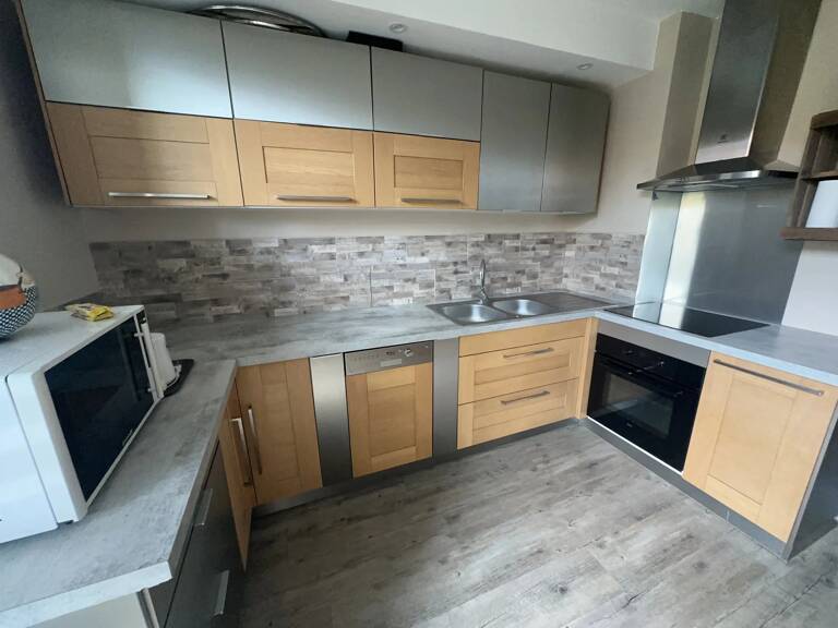Appartement F3, 1 er étage sur 3, grand balcon, cave — photo 1