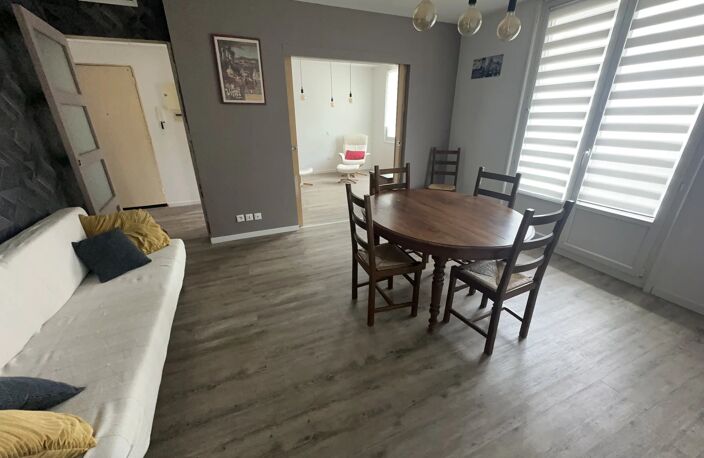 Appartement F3, 1 er étage sur 3, grand balcon, cave — photo 2