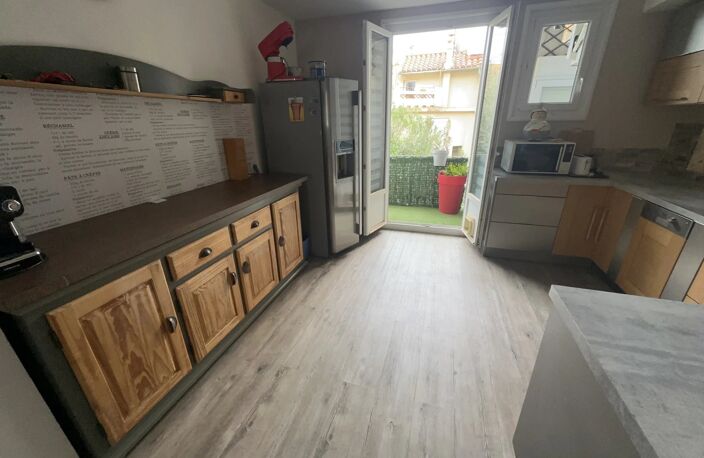 Appartement F3, 1 er étage sur 3, grand balcon, cave — photo 4