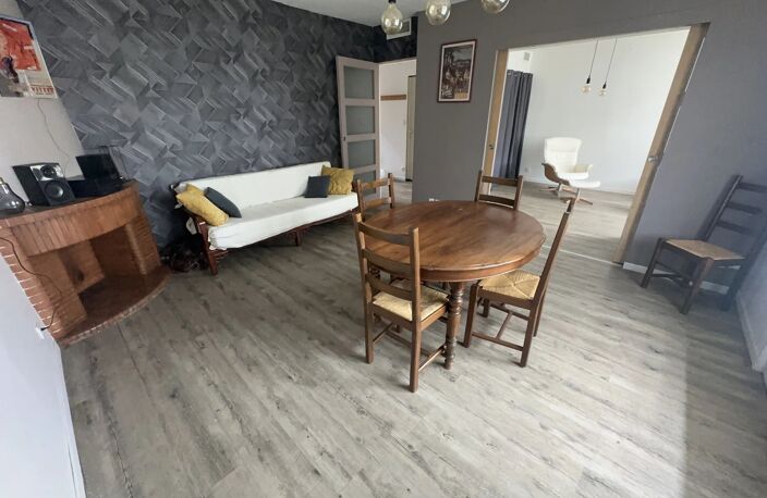Appartement F3, 1 er étage sur 3, grand balcon, cave — photo 5