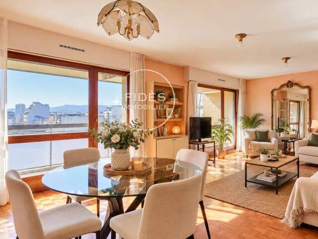 Marseille 6e – Castellane | T4 traversant de 114 m² – 7e étage – — photo du bien
