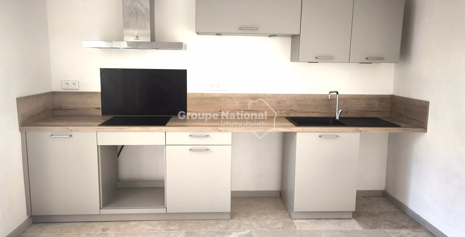 ENTRAIGUES-SUR-LA-SORGUE - MAISON DE VILLAGE AVEC EXTERIEUR — photo 1