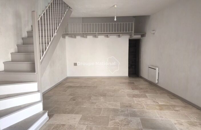 ENTRAIGUES-SUR-LA-SORGUE - MAISON DE VILLAGE AVEC EXTERIEUR — photo 2
