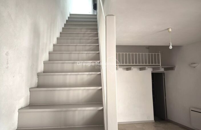 ENTRAIGUES-SUR-LA-SORGUE - MAISON DE VILLAGE AVEC EXTERIEUR — photo 3