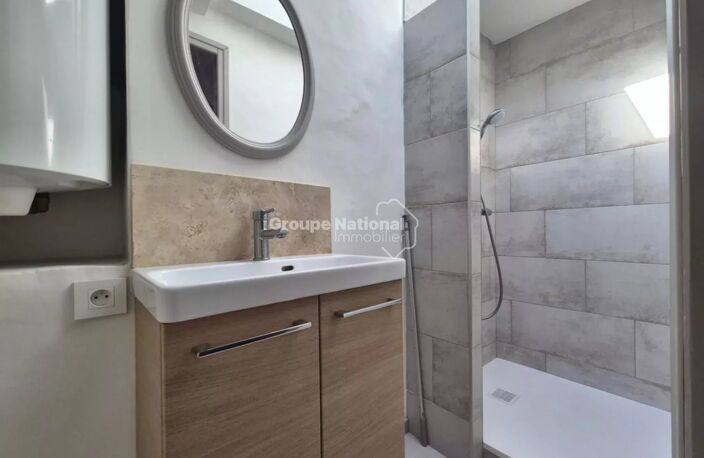 ENTRAIGUES-SUR-LA-SORGUE - MAISON DE VILLAGE AVEC EXTERIEUR — photo 4