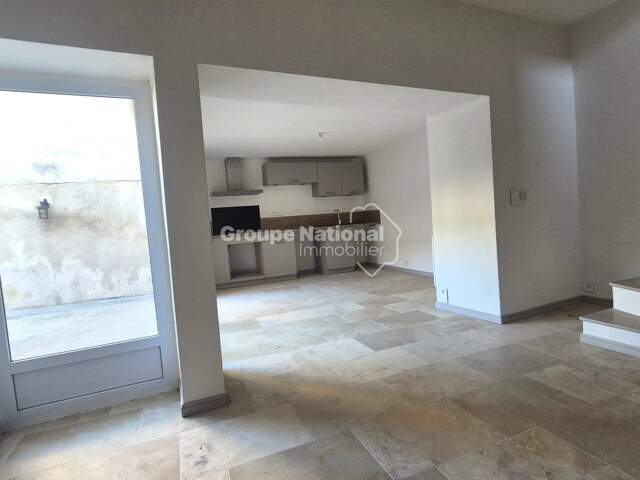 ENTRAIGUES-SUR-LA-SORGUE - MAISON DE VILLAGE AVEC EXTERIEUR — photo du bien