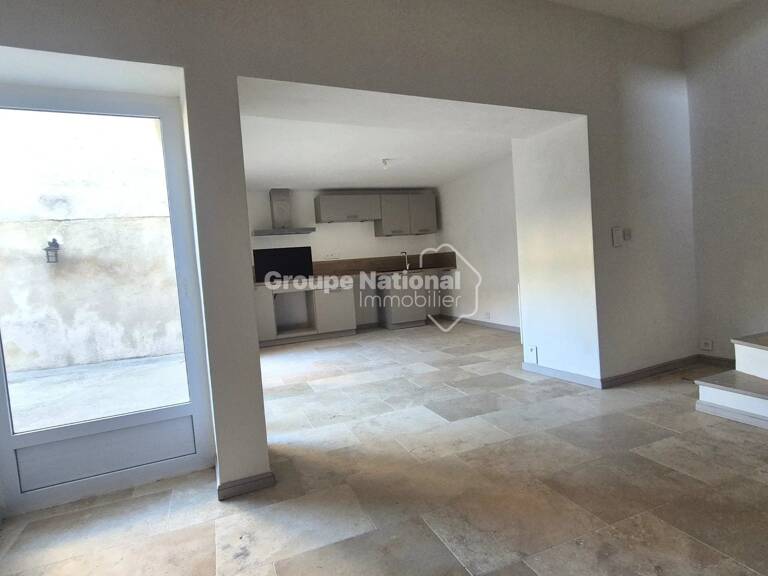 ENTRAIGUES-SUR-LA-SORGUE - MAISON DE VILLAGE AVEC EXTERIEUR — photo 1