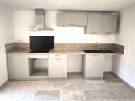 ENTRAIGUES-SUR-LA-SORGUE - MAISON DE VILLAGE AVEC EXTERIEUR — photo 2