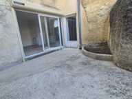 ENTRAIGUES-SUR-LA-SORGUE - MAISON DE VILLAGE AVEC EXTERIEUR — photo 4