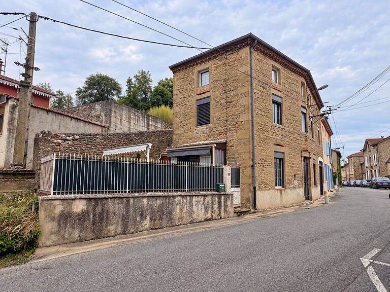 Maison de village avec cour, garage et dépendance. — photo 1