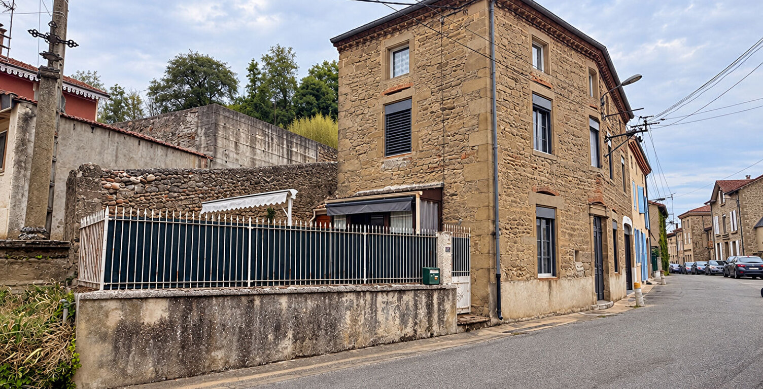 Maison de village avec cour, garage et dépendance. — photo 1