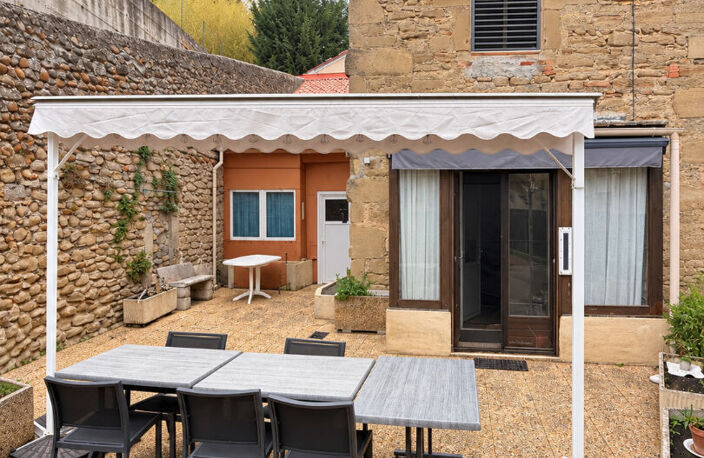 Maison de village avec cour, garage et dépendance. — photo 2