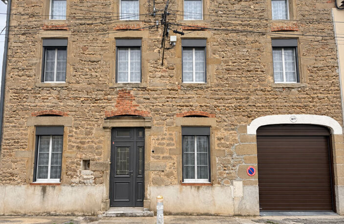 Maison de village avec cour, garage et dépendance. — photo 3