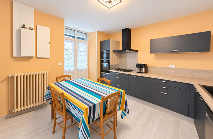 Maison de village avec cour, garage et dépendance. — photo 4