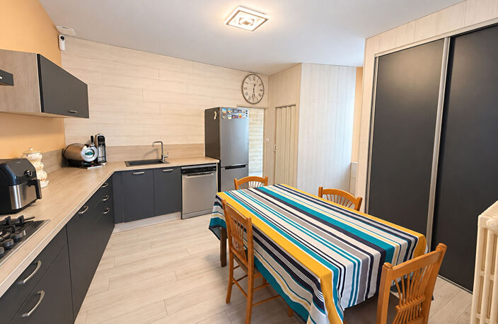Maison de village avec cour, garage et dépendance. — photo 5