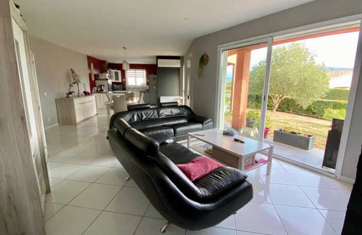 Maison plain pied avec garages et jardin attenant — photo 2