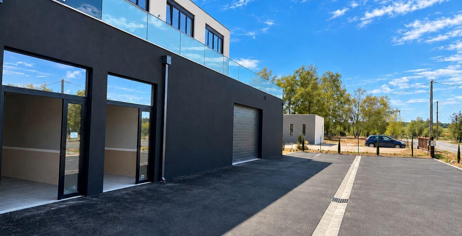 Location Local d'activités 315 m&sup2; — photo 1