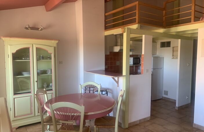 T1 bis meublé de 30m² + mezzanine de 10 m². Situé au cœur du vil — photo 2