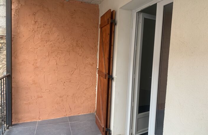 Centre village, au 1er étage d'un immeuble récent, appartement d — photo 3