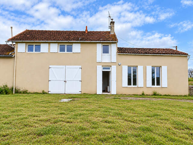 A LOUER MAISON DE TYPE 4 AVEC GARAGE ET JARDIN - SECTEUR BOURG SUR GIRONDE — photo du bien