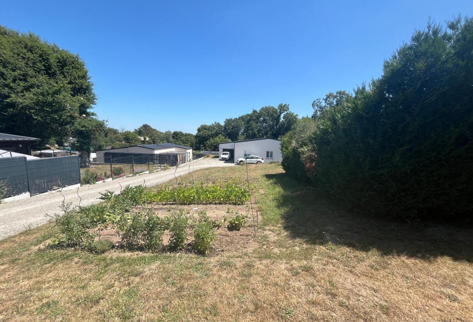 TERRAIN CONSTRUCTIBLE AVEC GARAGE – BOURG DE MARZAN – 556 m² — photo 1