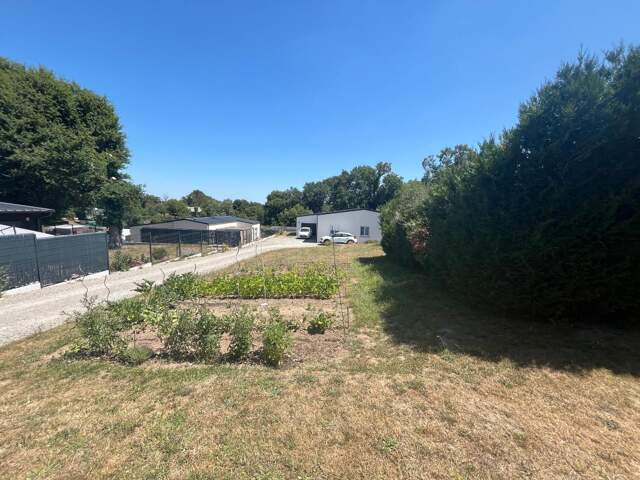 TERRAIN CONSTRUCTIBLE AVEC GARAGE – BOURG DE MARZAN – 556 m² — photo du bien