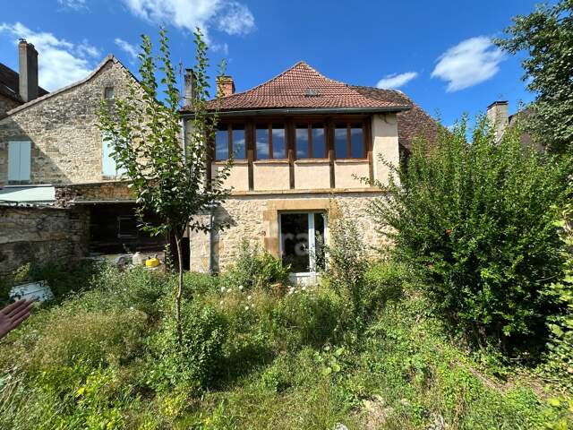 Maison de bourg à vendre 4 pièces env 211m² EXCIDEUIL (24)patio et jardin — photo du bien