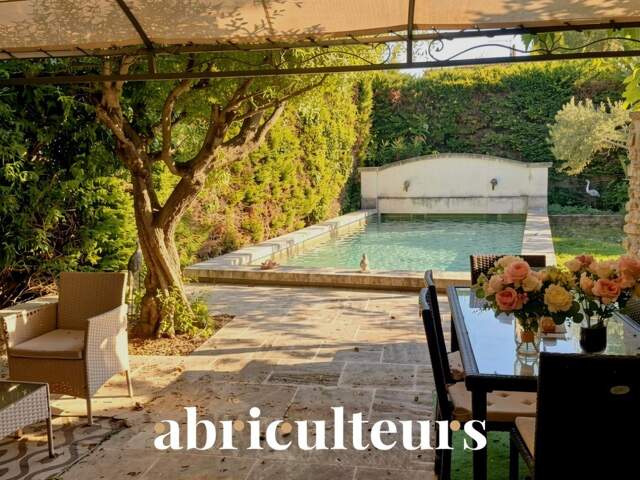 Maison de ville de charme avec piscine et jardin à vendre à Cavaillon — photo du bien