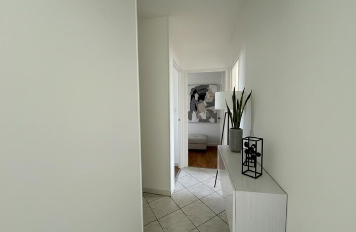 T3 entièrement rénové avec balcon, cave et parking — photo 3