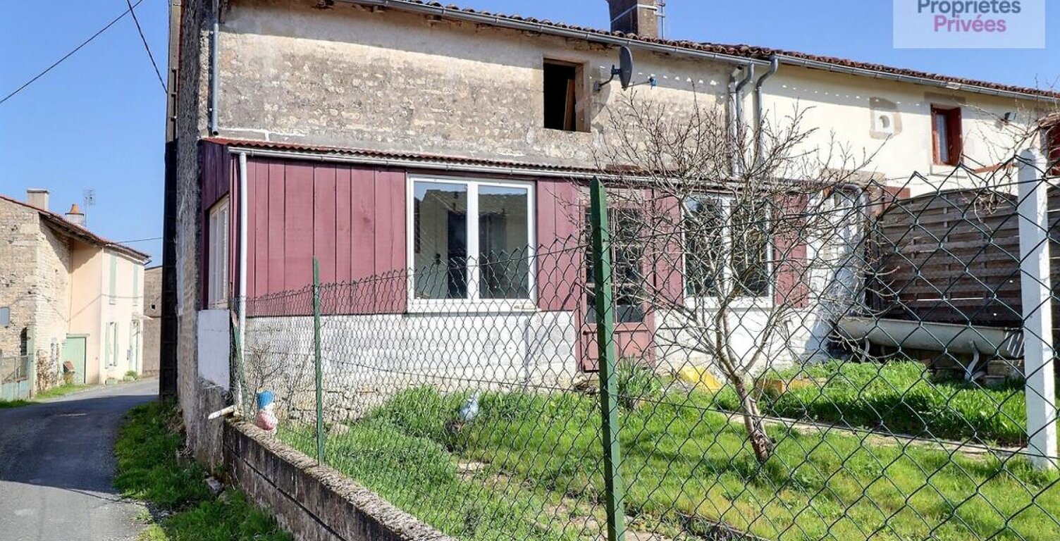 Maison de bourg mitoyenne à rénover sur 2 niveaux avec cave — photo 1