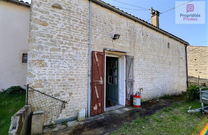 Maison de bourg mitoyenne à rénover sur 2 niveaux avec cave — photo 2