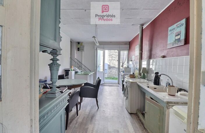 Maison de bourg mitoyenne à rénover sur 2 niveaux avec cave — photo 3