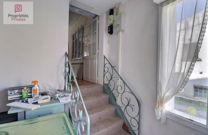 Maison de bourg mitoyenne à rénover sur 2 niveaux avec cave — photo 4