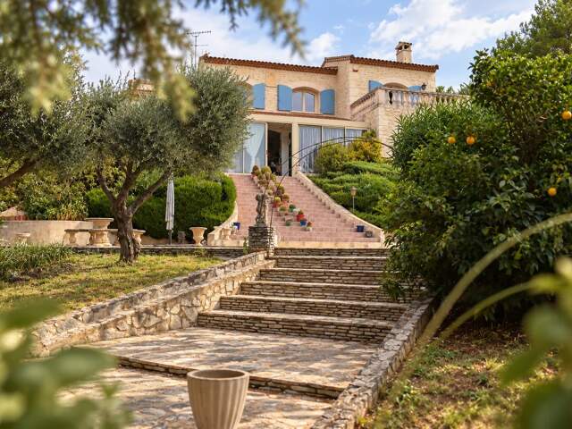 SAINT-GILLES – VILLA DE 181 M² AVEC PISCINE, SOUS-SOL DE 120 M² ET TERRAIN DE 2 700 M² — photo du bien
