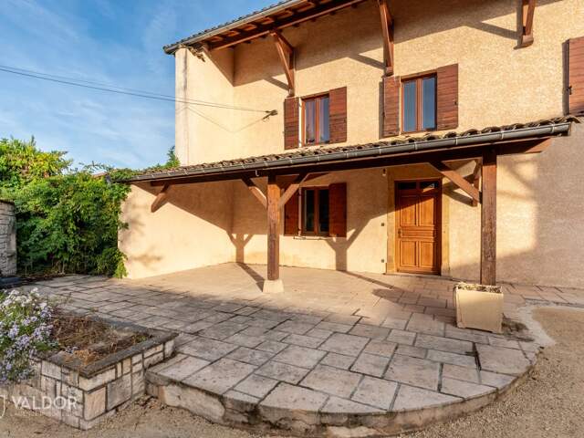 Grande maison de village avec jardin et 4 chambres — photo du bien