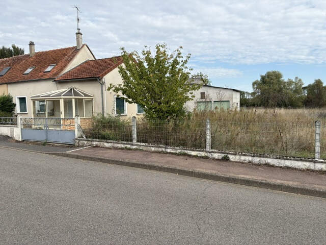 Magny Cours Maison habitable de suite  dépendances terrain c — photo du bien