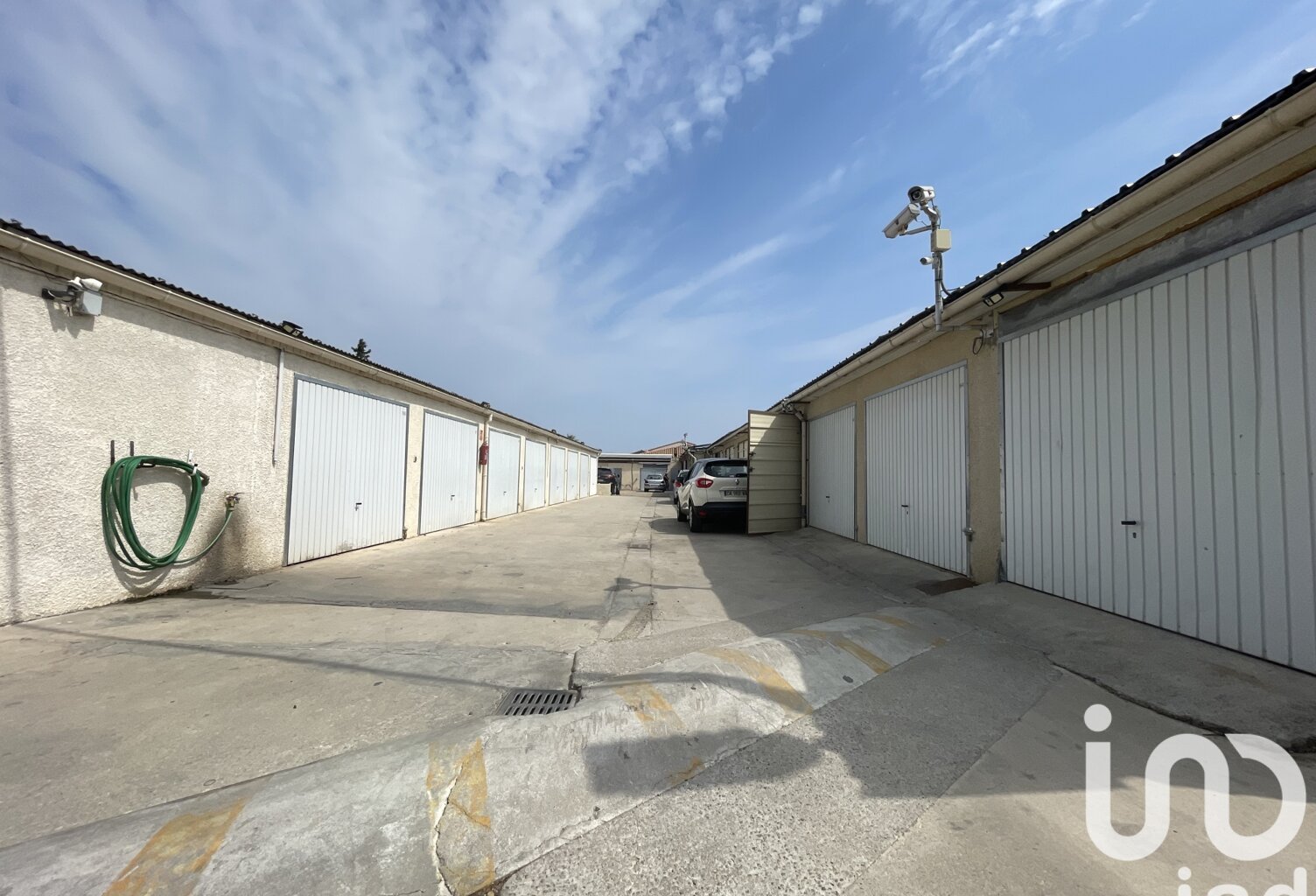 Vente Garage 2 977 m&sup2; — photo 1