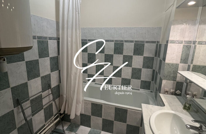GRENOBLE - APPARTEMENT T2 - MEUBLE — photo 4